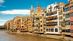 Eine Reihe bunter Häuser in Girona, Spanien