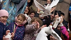 Kinder und ihre Eltern lassen zu Ehren der Verkündigung vor dem orthodoxen Osterfest Vögel frei. Moskau, Russland, 7. April 2026.