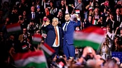 Ungarns Premierminister Viktor Orban, links, und US-Vizepräsident JD Vance gestikulieren am Ende einer Wahlkampfveranstaltung in Budapest, Ungarn, Dienstag, 7. April 2026.