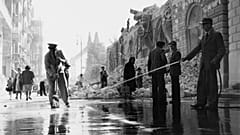 Robert Capa: A Bristol Szálló terasza a romok között, Budapest, 1948