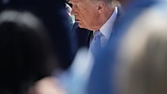 Präsident Donald Trump auf dem South Lawn des Weißen Hauses, Montag, 6. April 2026, in Washington. (AP Photo/Julia Demaree Nikhinson)