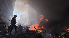 مسعفون يتجمعون في موقع غارة إسرائيلية في وسط بيروت، لبنان، بتاريخ 8 أبريل 2026