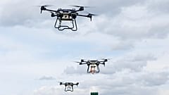 Unbemannte Luftfahrzeuge am Himmel in Russland