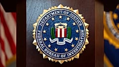 DOSSIER - Un sceau du FBI est affiché sur un podium avant une conférence de presse au bureau local de Portland, Ore, le 16 janvier 2025. 