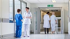 Staaten dürften in den kommenden zehn Jahren jährlich rund elf Milliarden Dollar (9,40 Milliarden Euro) für Long-Covid-bedingte Gesundheitskosten ausgeben.