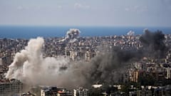 يتصاعد الدخان عقب غارات إسرائيلية عدة على بيروت في 8 أبريل 2026.