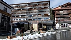 Fleurs à l'entrée du bar "Le Constellation" où un incendie s'est déclaré lors des fêtes de fin d'année à Crans-Montana, 26 janvier 2026