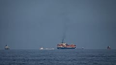 Öltanker und Frachtschiffe reihen sich in der Straße von Hormuz auf, von Khor Fakkan aus gesehen, 11. März, 2026
