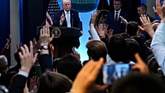 El presidente Donald Trump, acompañado por el secretario de Defensa Pete Hegseth y el jefe del Estado Mayor Conjunto, general Dan Caine, habla con periodistas (6/04/2026)