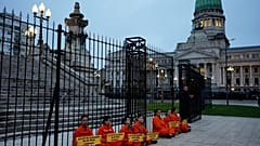 Activistas de Greenpeace tras ser detenidos a las afueras del Congreso mientras legisladores debaten la propuesta del Gobierno para reformar la ley de protección de glaciares.