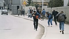 Civili in fuga dai cecchini a Sarajevo - domenica 11 aprile 1993