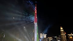 برج خليفة، أطول مبنى في العالم، مضاء بألوان العلم الوطني لدولة الإمارات العربية المتحدة 