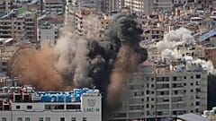 Nach mehreren israelischen Luftangriffen in Beirut, Libanon, steigt Rauch auf, Mittwoch, 8. April 2026. (AP Photo/Hassan Ammar)