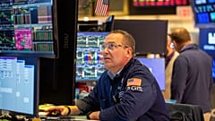 ARCHIV: Händler arbeiten auf dem Parkett der New York Stock Exchange in New York am zwölften März 2026.