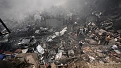 Des habitants se rassemblent sur le site d'une frappe aérienne israélienne à Beyrouth, au Liban, le mercredi 8 avril 2026.