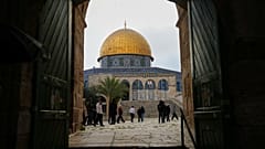 المصلون يدخلون مجمع المسجد الأقصى بعد التوصل إلى وقف لإطلاق النار بين إيران وإسرائيل والولايات المتحدة. في البلدة القديمة بالقدس، الخميس 9 أبريل 2026.