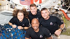 Die Artemis-II-Besatzung: Missionsspezialistin Christina Koch, Missionsspezialist Jeremy Hansen, Kommandant Reid Wiseman und Pilot Victor Glover, siebter April 2026