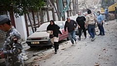 مجموعة من الأشخاص يخرجون من موقع الغارة الجوية الإسرائيلية في بيروت، لبنان