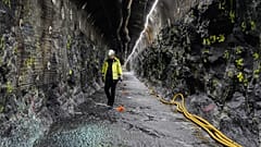 Geologe Tuomas Pere geht am Dienstag, 24. Februar 2026, durch einen Entsorgungstunnel im Atommülllager Posiva Onkalo auf der finnischen Insel Olkiluoto.