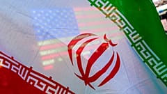 يظهر العلم الأمريكي من خلال علم إيران خلال احتجاج ضد الحرب الأمريكية الإسرائيلية في إيران، الأربعاء 8 أبريل 2026، في نيويورك.