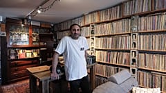 Aadam Jacobs posiert am 19. März 2026 vor einem LP-Regal in seinem Zuhause in Chicago, USA.