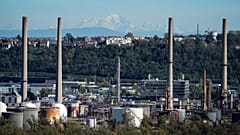 Im Hintergrund ist der Mont Blanc zu sehen, davor die Raffinerie Feyzin bei Lyon in Zentralfrankreich, am siebten November 2022.
