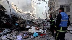 Einsatzkräfte am Ort eines israelischen Angriffs auf die südlibanesische Stadt Tyrus am Vortag.