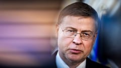 Valdis Dombrovskis, fala aos jornalistas no edifício do Conselho Europeu, em Bruxelas, na segunda-feira, 9 de março 2026