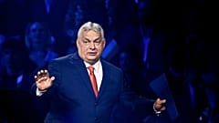 Ungarns Premierminister Viktor Orban gestikuliert während einer Wahlkampfveranstaltung in Budapest, Ungarn, Dienstag, 7. April