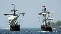 Réplicas de dois dos navios de Cristóvão Colombo, a Niña, à direita, e a Pinta, navegam pelo rio Tamisa, ao largo de New London, Connecticut.