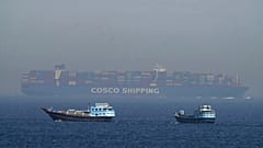 ARCHIVO - Dos dhows tradicionales navegan junto a un gran portacontenedores en el estrecho de Ormuz, 19 de mayo de 2023.