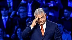 Primeiro-ministro húngaro Viktor Orbán presta "homenagem" no final do seu discurso num comício de campanha em Budapeste, em 7 de abril de 2026