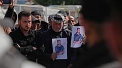 Palästinensische Journalistinnen und Journalisten halten Schilder mit einem Foto des Al-Jazeera-Korrespondenten Mohammed Wishah.