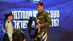 وضع رئيس أركان الجيش الإسرائيلي، هرتس هاليفي، إكليلاً من الزهور خلال مراسم إحياء ذكرى يوم الشهداء لجنود إسرائيل الذين سقطوا في الحروب وضحايا الهجمات في مقبرة جبل هرتزل العسكري