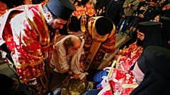 Ο Πατριάρχης Ιεροσολύμων Θεόφιλος Γ' πλένει τα πόδια 12 ιερέων κατά την αναπαράσταση της Τελετής του Νιπτήρος