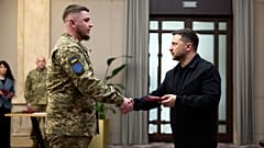 Zelenszkij egy magyar származású ukrán katonával
