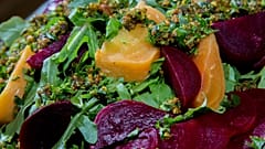أظهرت دراسة تحليلية جديدة نُشرت في مجلة "Nutrition Reviews" أن اتباع نظام غذائي نباتي بالكامل يرتبط بانخفاض مستوى الكوليسترول في الدم بمقدار 29.2 ملغ/ديسيلتر. (صورة: بزنس واير
