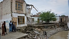 سكان يتفقدون مبنى انهار جزئيا بسبب الفيضانات الغزيرة في جلال آباد بأفغانستان، السبت 4 أبريل 2026.