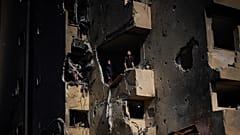 Männer begutachten die Schäden an ihrem Haus, das einen Tag zuvor bei einem israelischen Luftangriff in Beirut zerstört wurde, 9. April 2026