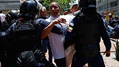Un hombre protesta frente a los antidisturbios en Caracas, Venezuela. 