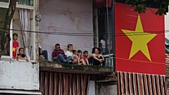 Μια γιγαντιαία σημαία του Βιετνάμ έξω από ένα μπαλκόνι στην παλιά συνοικία του Ανόι, 30 Αυγούστου 2025.