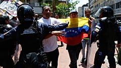 Die Polizei hindert Demonstranten, die höhere Gehälter, Renten und Sozialleistungen fordern, an der Fortsetzung ihres Marsches in Caracas, 9. April 2026