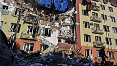 Ein Rettungshelfer geht vor einem Wohnhaus, das nach einem russischen Streik in Odesa schwer beschädigt wurde, 6. April 2026