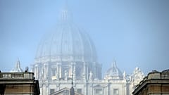 Die Kuppel des Petersdoms im Vatikan