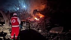 Helfer des Libanesischen Roten Kreuzes nach einem israelischen Angriff im südlibanesischen Dorf Choukin.