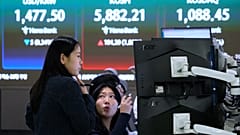 Devisenhändler im Handelssaal der Hana-Bank-Zentrale in Seoul, Südkorea, am zehnten April zweitausendsechsundzwanzig.