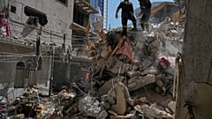 عمال الدفاع المدني اللبنانيون يتفقدون أنقاض موقع مبنى دمرته غارة جوية إسرائيلية في اليوم السابق في بيروت، لبنان، الخميس 9 أبريل 2026.