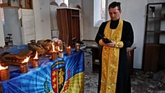 Un capellán militar celebra un servicio religioso del Domingo de Ramos en una iglesia dañada por las tropas rusas en la región de Zaporiyia, Ucrania, 5 de abril de 2026. 