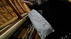 Um projeto de lei para permitir que as padarias e floristas abram no dia 1 de maio está a ser debatido na Assembleia Nacional francesa esta sexta-feira.