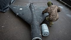 DATEI: Ein ukrainischer Offizier untersucht eine abgeschossene Shahed-Drohne mit einer von Russland abgefeuerten thermobarischen Ladung in einem Forschungslabor an einem ungenannten Ort in der Ukraine, 14. November 2024